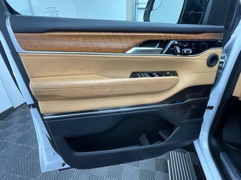 Used 2024 Jeep Grand Wagoneer L Series III AWD/4WD image 13