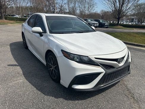Used 2021 Toyota Camry SE image 3