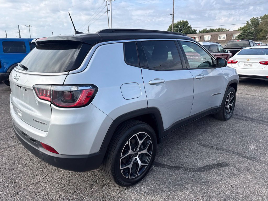 Used 2025 Jeep Compass Limited AWD/4WD image 2