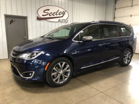 Used 2018 Chrysler Pacifica Limited w/ Tire & Wheel Group FWD image 1