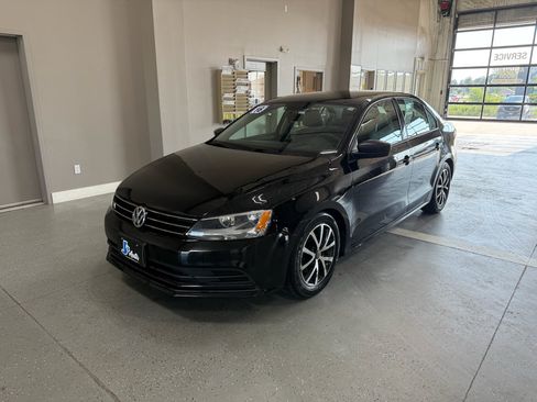 Used 2016 Volkswagen Jetta SE FWD image 2