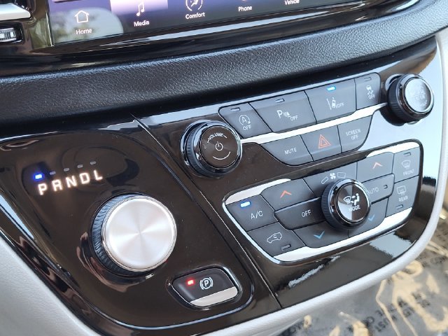 Used 2021 Chrysler Pacifica Touring-L FWD image 18