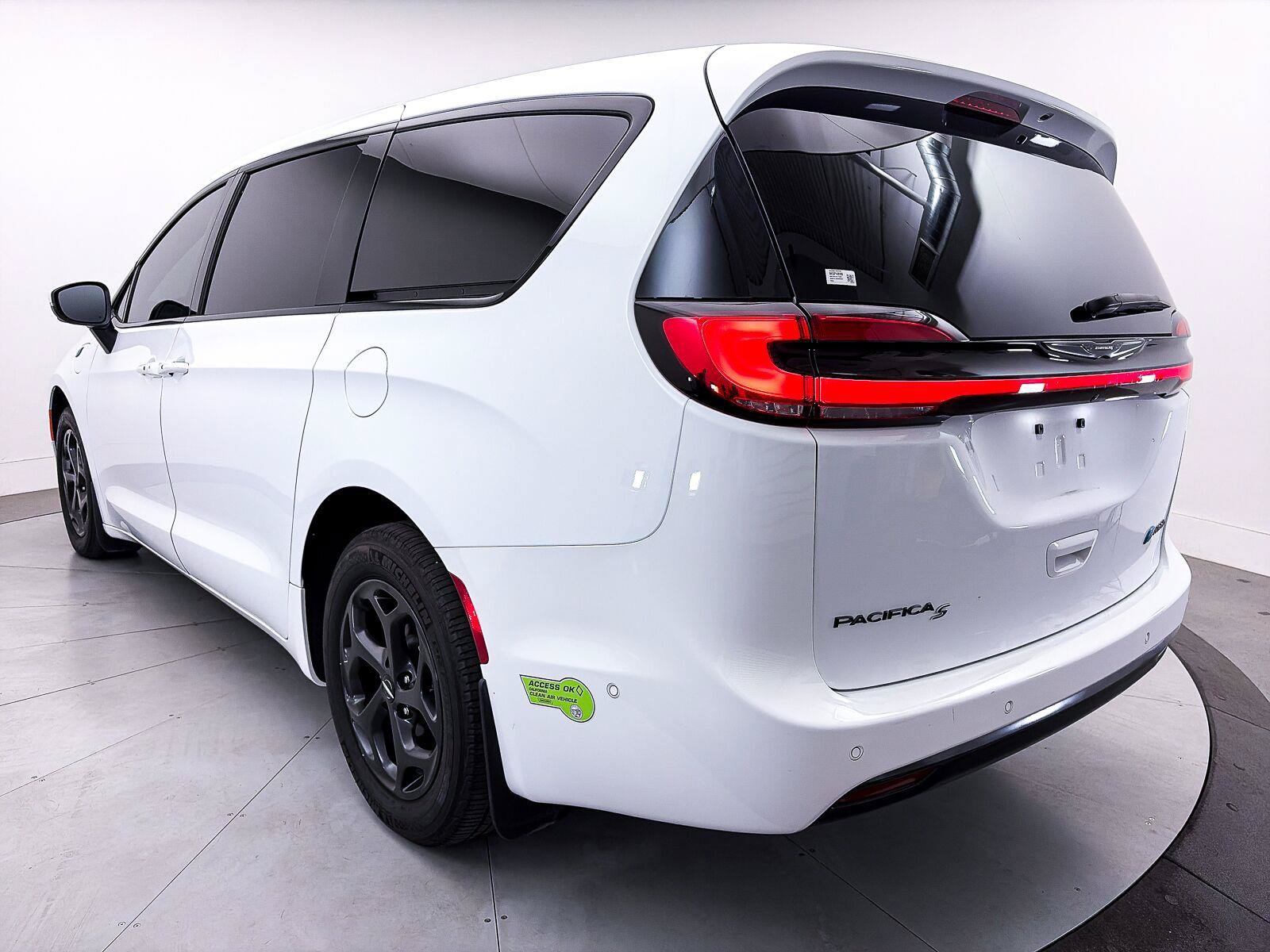 Used 2023 Chrysler Pacifica Touring-L w/ Uconnect Theater Family Group FWD image 14
