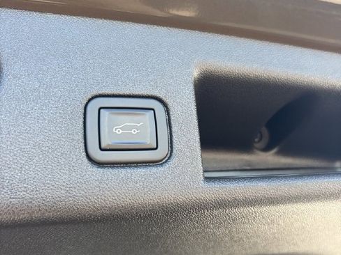 Used 2023 Chevrolet Equinox LT w/ Driver Convenience Package image 19