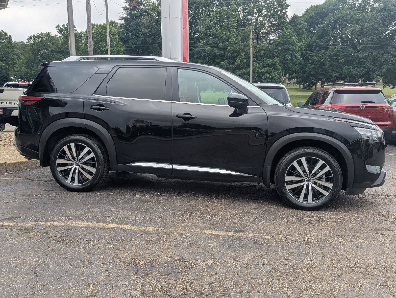 Used 2023 Nissan Pathfinder Platinum w/ Cargo Package AWD/4WD image 17
