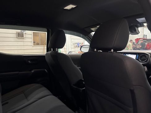 Used 2018 Toyota Tacoma TRD Sport image 32