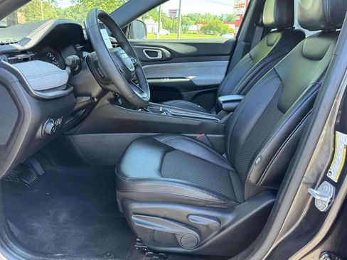 Used 2024 Jeep Compass Latitude AWD/4WD image 19