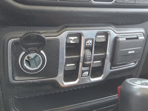 Used 2021 Jeep Wrangler Unlimited Sahara AWD/4WD image 28