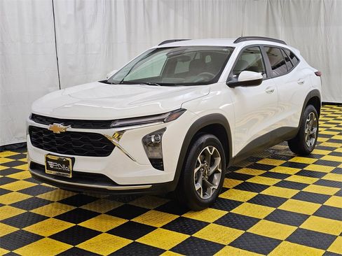 Used 2025 Chevrolet Trax LT image 7