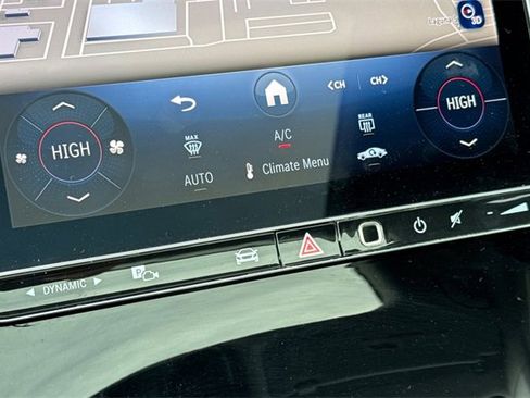 Used 2025 Mercedes-Benz GLC 300 4MATIC image 31