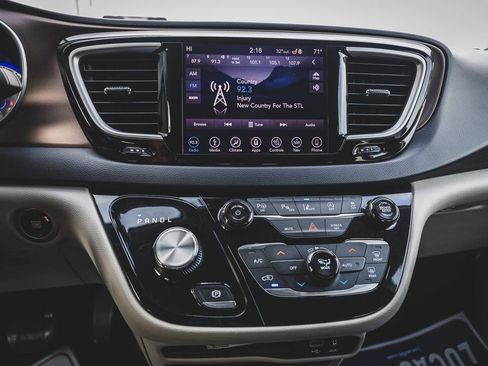 Used 2019 Chrysler Pacifica Touring Plus w/ Advanced Safetytec Group image 5