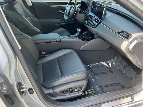 Certified 2022 Lexus ES 300h w/ Premium Package image 14