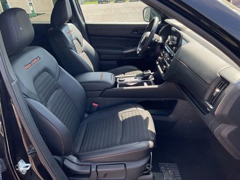 Used 2025 Nissan Pathfinder Rock Creek AWD/4WD image 17