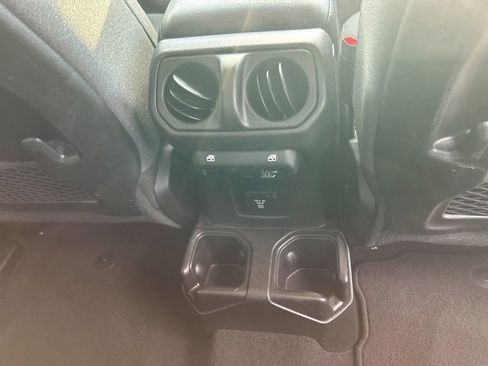 Used 2025 Jeep Wrangler Unlimited Rubicon image 29