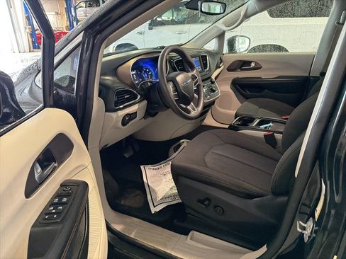 Used 2018 Chrysler Pacifica Touring Plus w/ Tire & Wheel Group FWD image 5