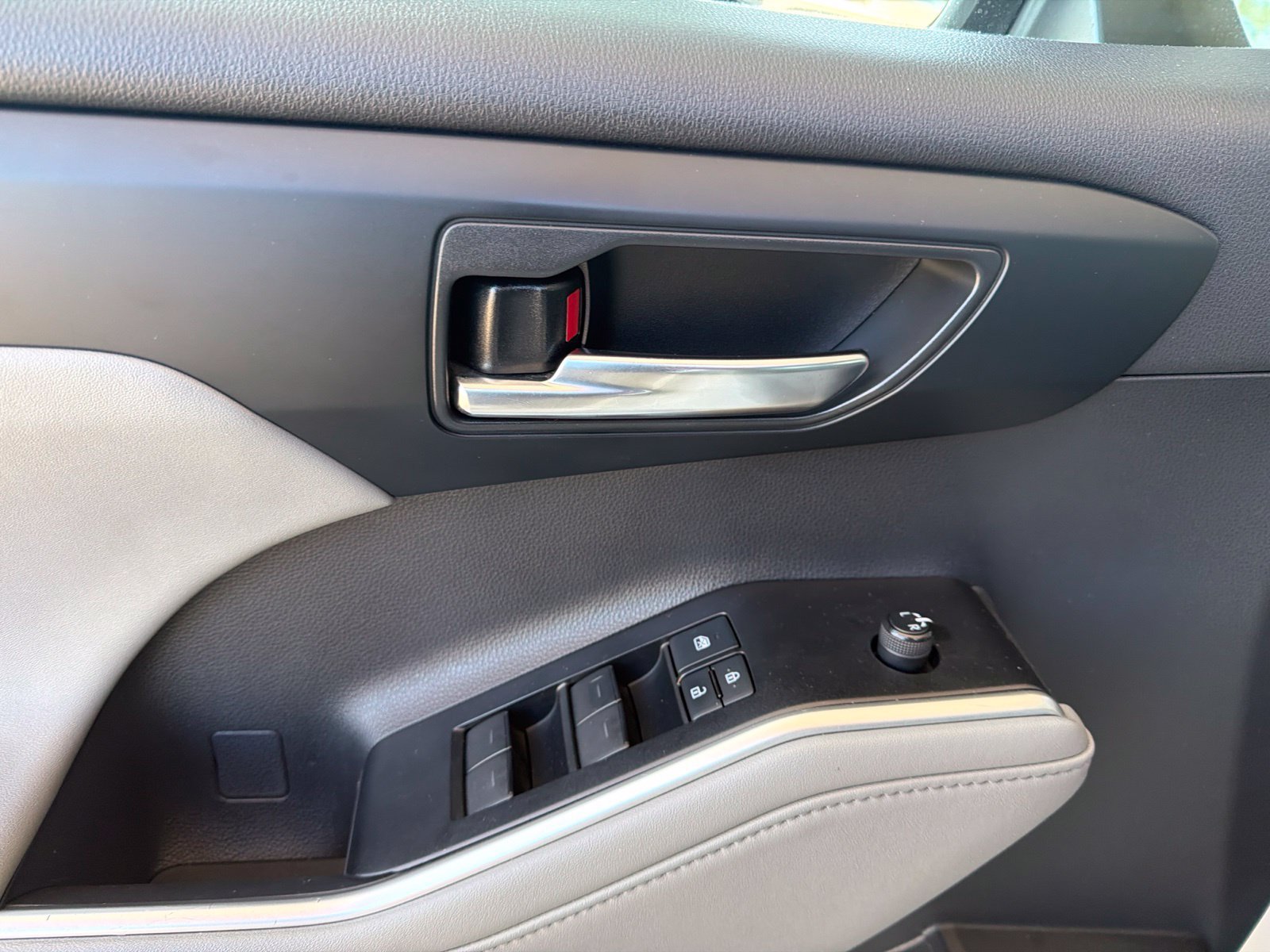 Used 2021 Toyota Highlander XLE FWD image 7