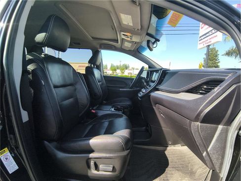 Used 2017 Toyota Sienna SE w/ SE Preferred Package image 15