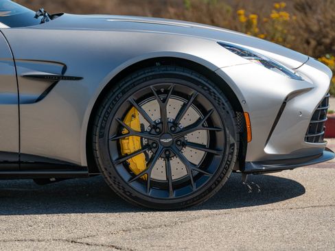 Used 2025 Aston Martin V8 Vantage Coupe RWD image 22