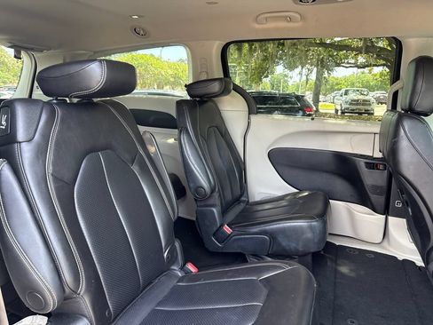 Used 2023 Chrysler Pacifica Touring-L FWD image 28