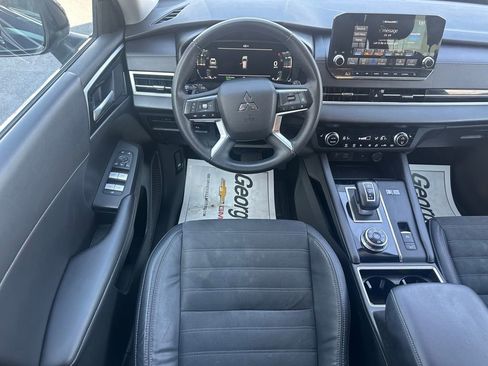 Used 2023 Mitsubishi Outlander SE image 6