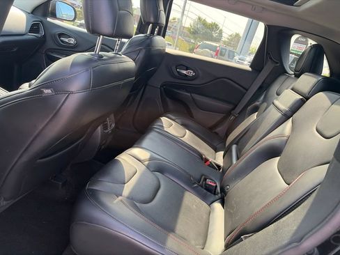 Used 2019 Jeep Cherokee Trailhawk AWD/4WD image 10