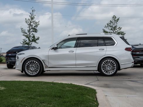 Certified 2025 BMW X7 xDrive40i w/ Executive Package image 6