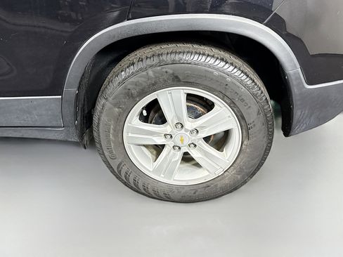 Used 2020 Chevrolet Trax LT w/ LT Convenience Package image 37