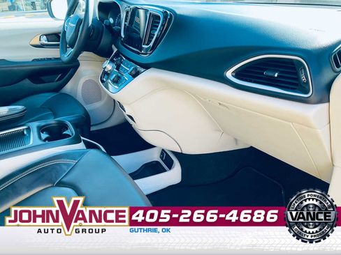 Used 2023 Chrysler Pacifica Touring-L image 12