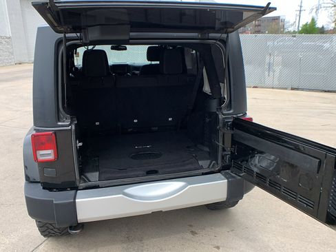 Used 2015 Jeep Wrangler Unlimited Sahara image 22