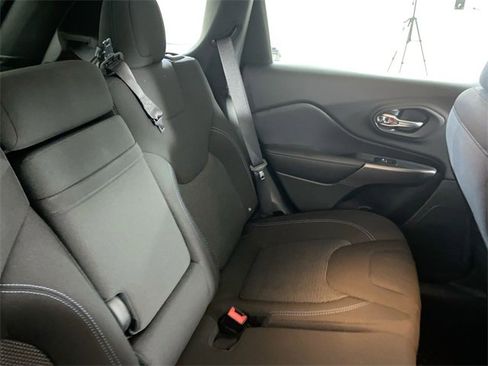 Used 2019 Jeep Cherokee Latitude w/ Cold Weather Group image 14