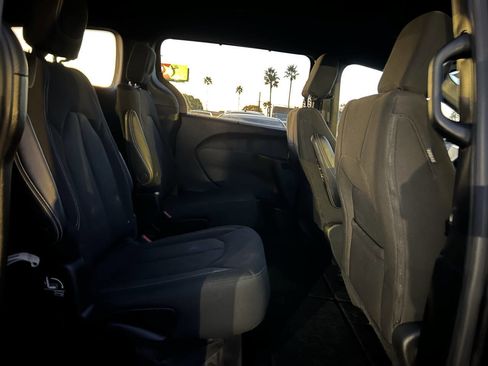 Used 2022 Chrysler Pacifica Touring image 14