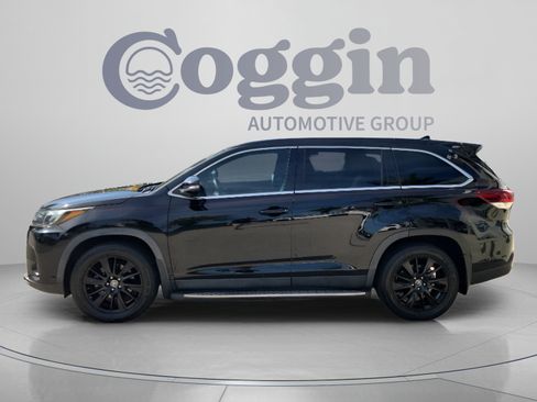 Used 2019 Toyota Highlander SE FWD image 2