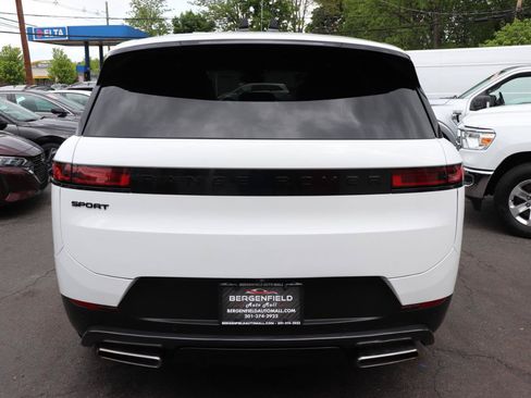 Used 2025 Land Rover Range Rover Sport SE AWD/4WD image 4