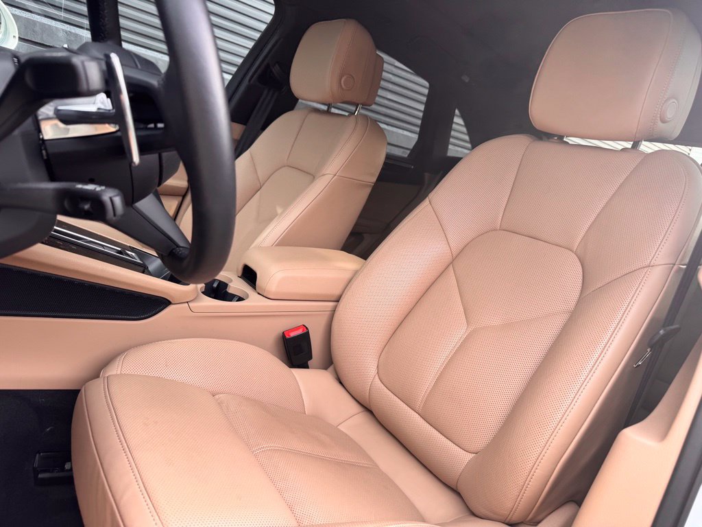 Certified 2026 Porsche Macan AWD/4WD image 5