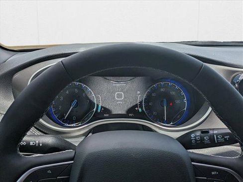 New 2025 Chrysler Pacifica Select image 9