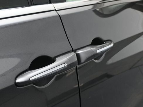 Used 2019 Chrysler Pacifica Touring-L image 14