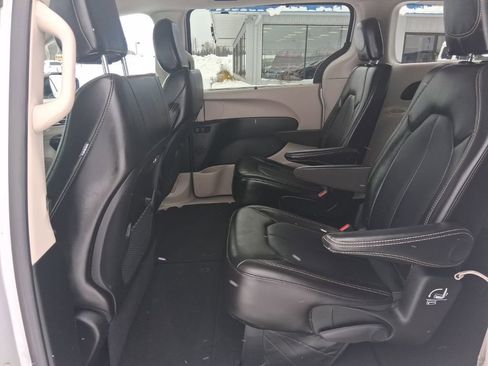 Used 2024 Chrysler Pacifica Touring-L image 19