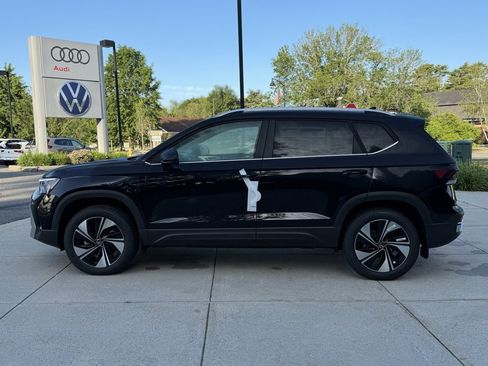 New 2025 Volkswagen Taos SE image 14