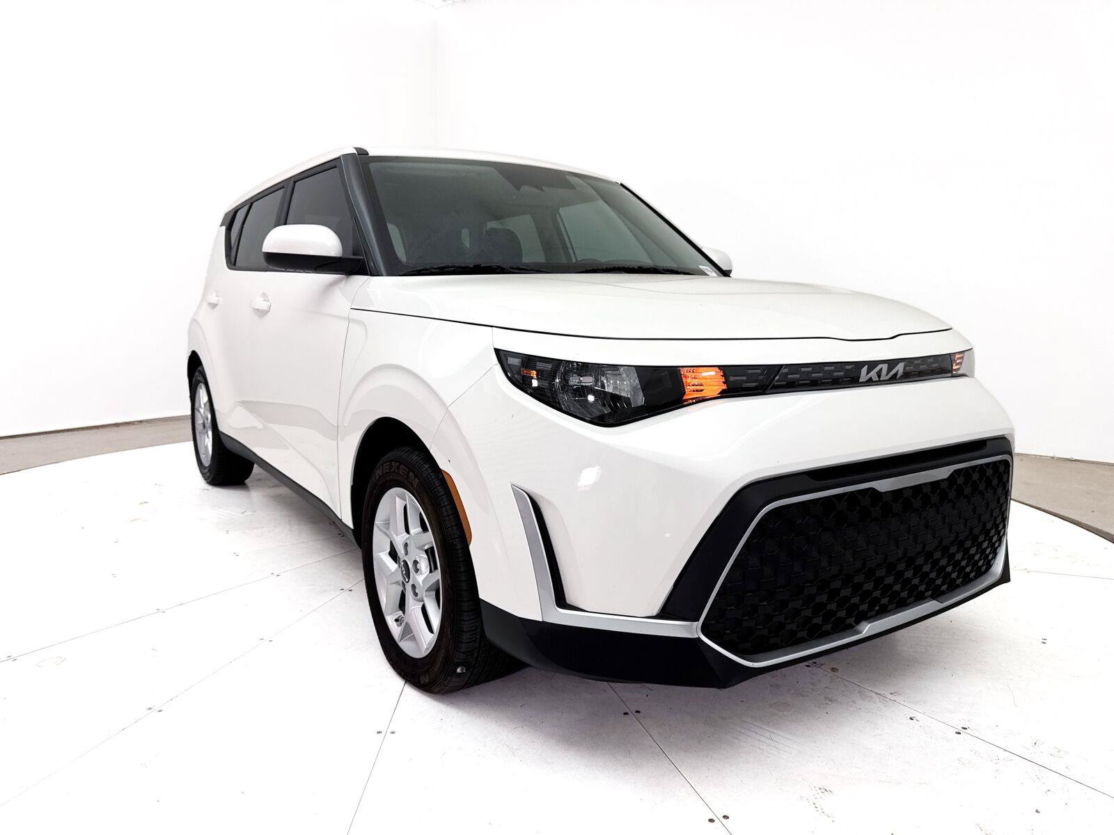 Used 2025 Kia Soul LX w/ LX Technology Package FWD image 11