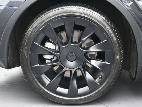 Used 2024 Tesla Model Y 2WD image 39