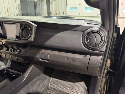 Used 2018 Toyota Tacoma TRD Sport AWD/4WD image 23