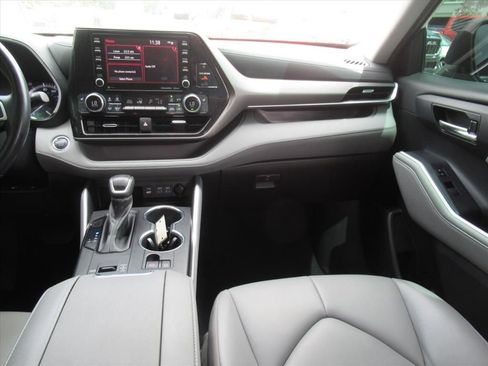 Used 2022 Toyota Highlander XLE FWD image 14