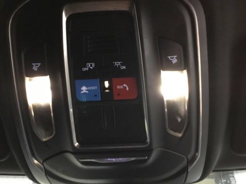 Used 2025 Jeep Grand Cherokee Laredo AWD/4WD image 37