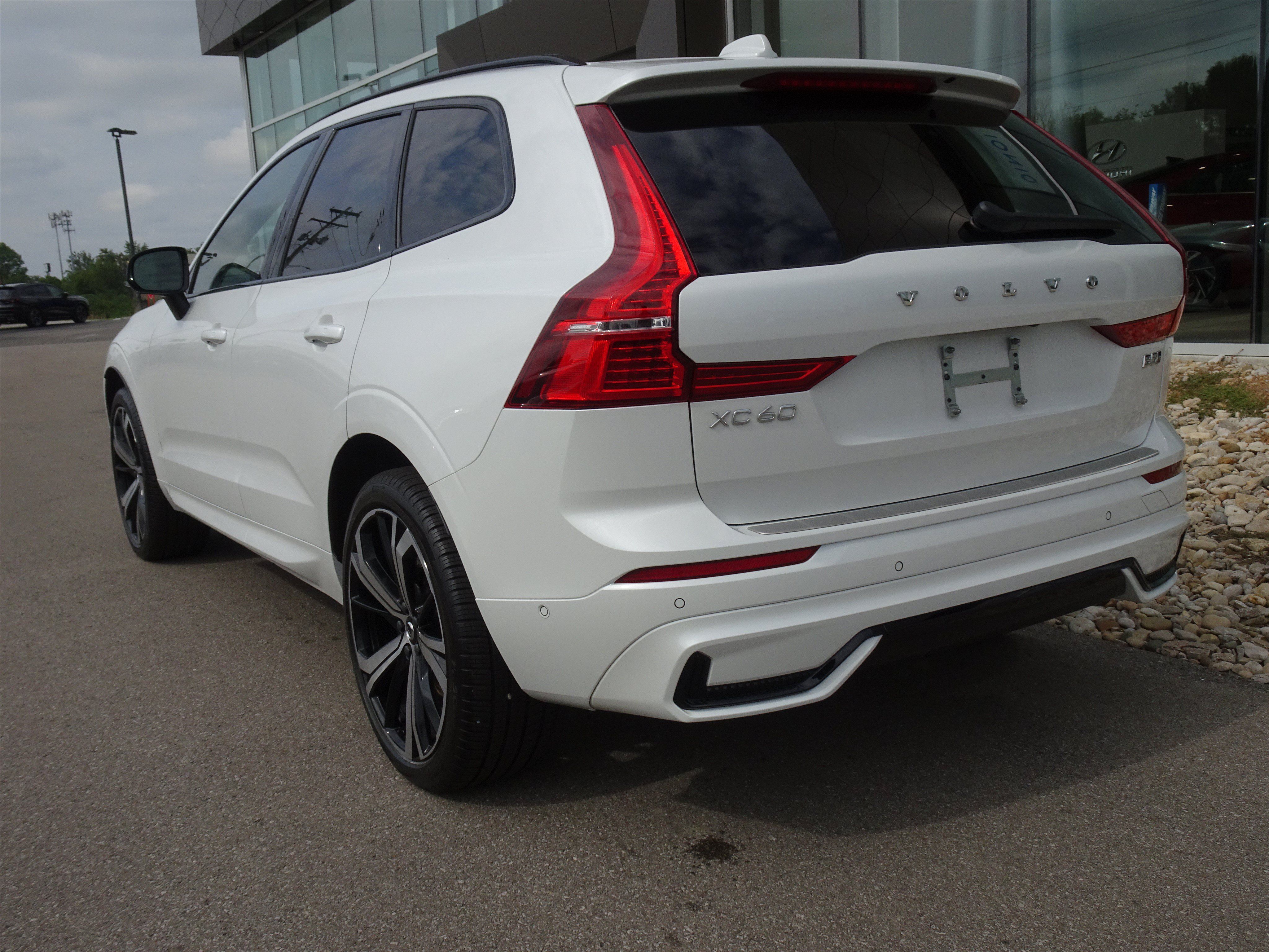 Used 2025 Volvo XC60 B5 Ultra w/ Protection Package Premier AWD/4WD image 3