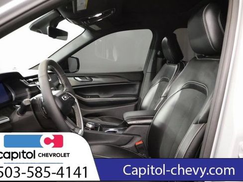 Used 2025 Jeep Grand Cherokee Altitude AWD/4WD image 12