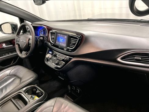 Used 2020 Chrysler Pacifica Touring-L image 14