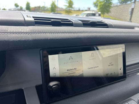 Certified 2023 Land Rover Defender 90 SE image 28