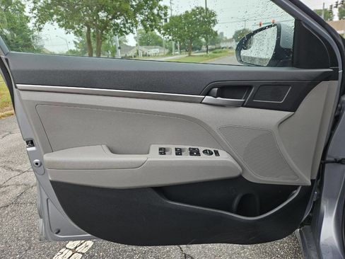 Used 2017 Hyundai Elantra SE FWD image 13