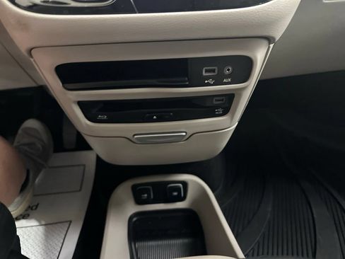 Used 2017 Chrysler Pacifica Touring-L Plus FWD image 44