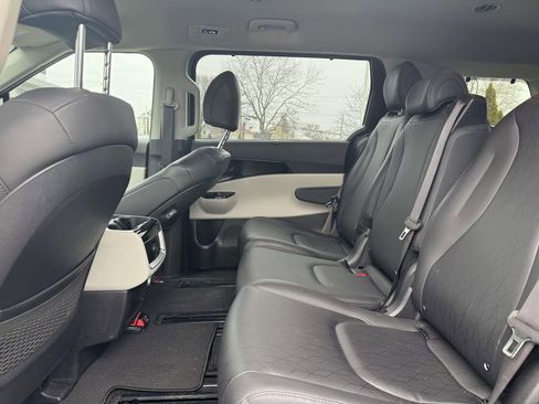 Used 2023 Kia Carnival EX image 11